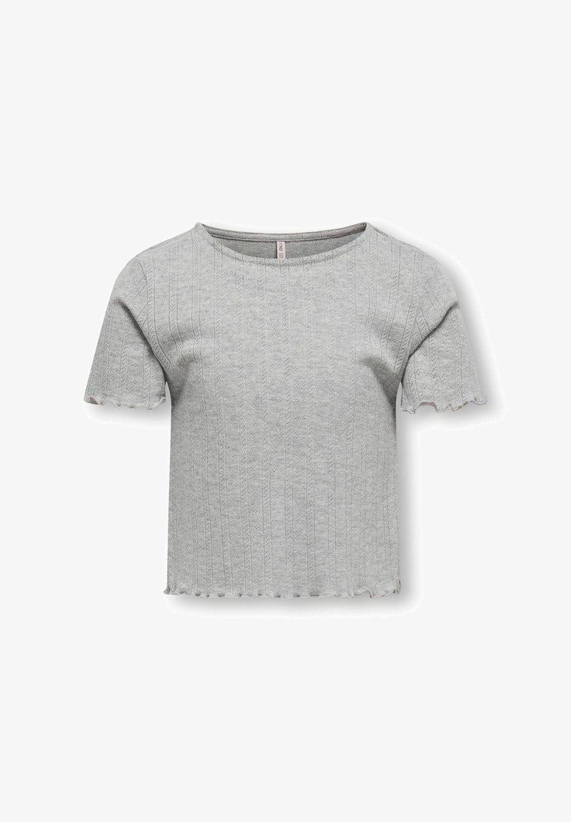 Top gris de manga corta con un patrón ribeteado texturizado y bordes con forma de ola. Escote redondo. El material parece suave y ligero.