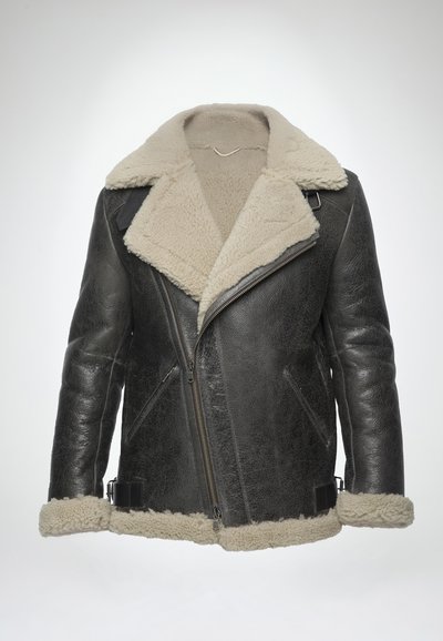 Giubbotto di pelle nera con colletto e rivestimento in ecopelliccia crema. Presenta una chiusura con zip, tasche laterali e una finitura testurizzata.