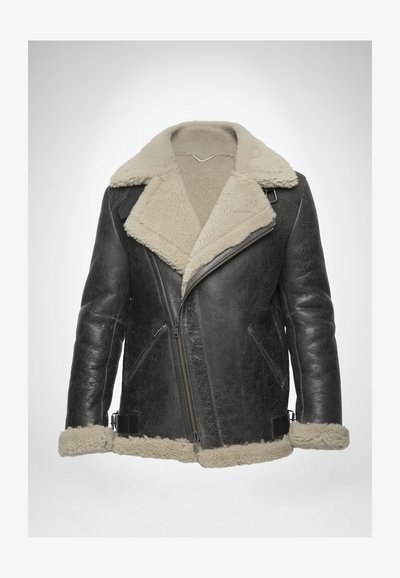 Veste en cuir noir avec un col et une doublure en fausse fourrure crème. Comprend une fermeture éclair à l'avant, des poches latérales et une finition texturée.