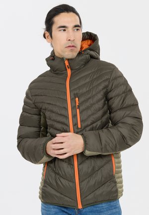 Khaki puffjacka med orange dragkedja och detaljer. Har en hög krage och en vadderad design med en texturerad yta. Slimmad passform, lättviktig.