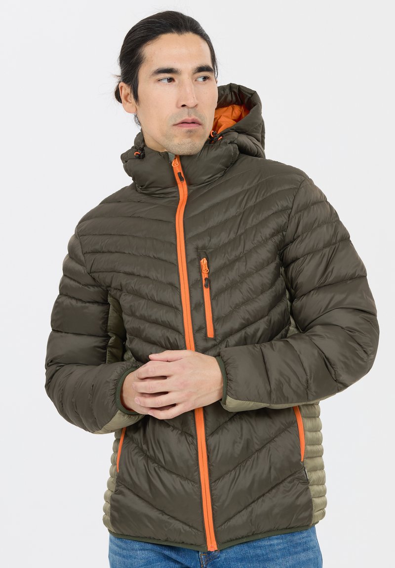Khaki pufferjakke med orange lynlås og detaljer. Har en høj krave og et polstret design med en struktureret overflade. Slank pasform, letvægts.