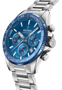 Montre chronographe avec un cadran bleu et une lunette tachymétrique, boîtier en acier inoxydable, bracelet en métal argenté et trois sous-cadrans.