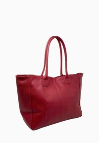Sac fourre-tout en cuir rouge avec surface texturée, deux poignées robustes et un grand haut ouvert. Présente une forme rectangulaire et un design minimaliste.