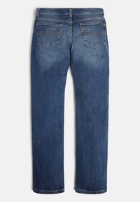 Jeans de mezclilla azul oscuro con un diseño de pierna recta, que cuentan con dos bolsillos traseros y costuras en contraste a lo largo de los bordes de los bolsillos.