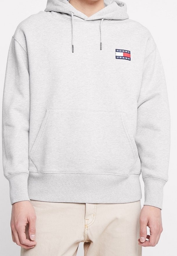 Felpa grigia con cappuccio, dotata di una tasca a marsupio sul davanti e di un piccolo logo multicolore sul petto a sinistra. Materiale misto cotone.