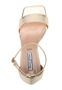 Sandal di alta moda con tacco alto e cinturino incrociato in oro, con punta quadrata, realizzata in morbido cuoio, con cinturino alla caviglia regolabile e soletta testurizzata.