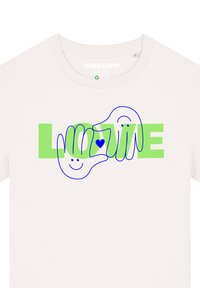 Lichtbeige t-shirt met een graphic van twee omrande handen met glimlachende gezichten, een hart symbool en het woord "LOVE" in groen en blauw.