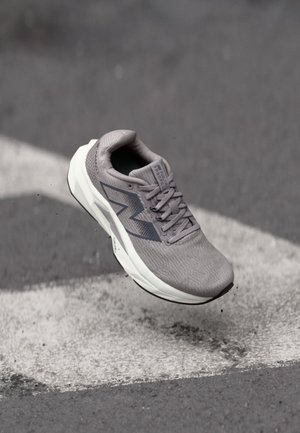 FUELCELL PROPEL V5 - Chaussures de running sur route - candied violet