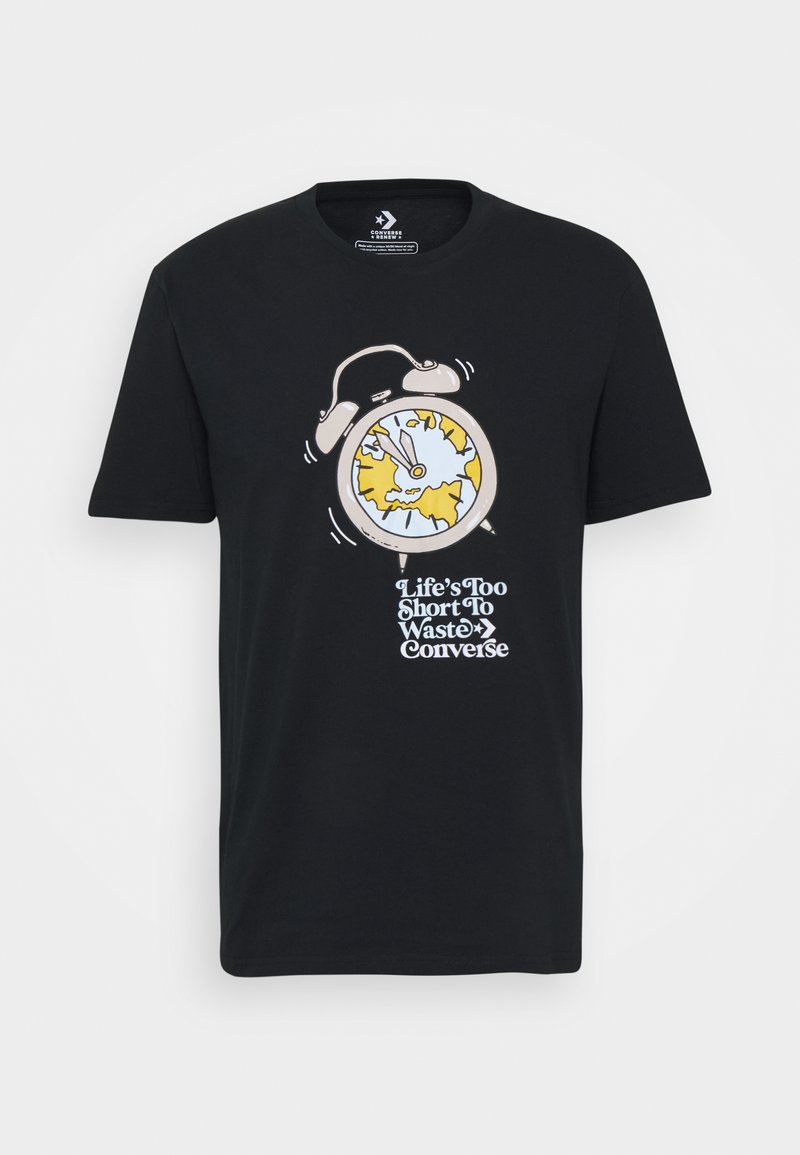 T-shirt en coton noir avec un graphique d'une horloge et d'une carte du monde, accompagnée du texte "La vie est trop courte pour gaspiller, Converse" en police blanche.