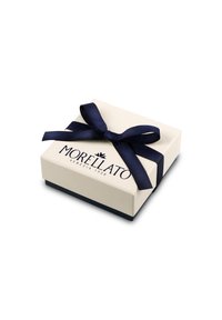 Scatola regalo bianca con un fiocco di nastro blu navy, caratterizzata dal logo "Morellato" in blu scuro; forma rettangolare con una finitura testurizzata.