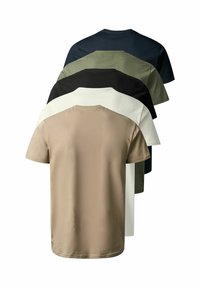 Penki paprasti trumpomis rankovėmis marškinėliai sluoksniuoti ir parodyti nugara spalvomis: smėlio, kreminės, juodos, alyvuogių žalios ir tamsiai mėlynos.