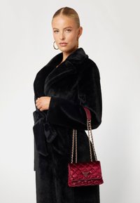 Guess GIULLY COMP - Umhängetasche - rosso