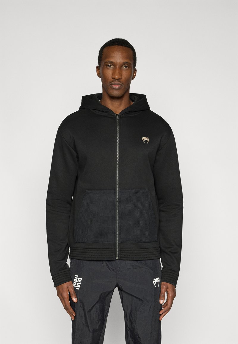 Μαύρη φούτερ ζακέτα με φερμουάρ, κατασκευασμένη από βαμβακερό μείγμα, με υφασμένη μπροστινή τσέπη, κουκούλα με κορδόνια και μικρό λογότυπο στο στήθος.