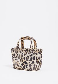 Torba na ramię w zwierzęcy wzór pantery z dwoma krótkimi uchwytami, wykonana z tkaniny. Charakteryzuje się prostokątnym kształtem i miękką fakturą, z wyraźnymi czarnymi i beżowymi wzorami.