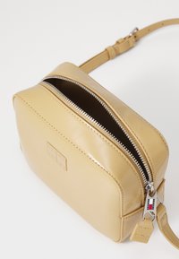 Tommy Jeans MUST CAMERA BAG  - Cross body bag - natural khaki
