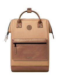 Beiger und metallisch bronzefarbener rechteckiger Rucksack mit vorderer Reißverschlusstasche, zwei Griffen und Markenlogo auf der Vorderseite.