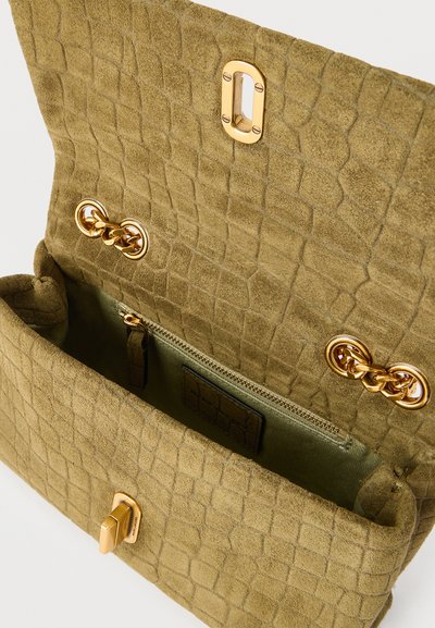 Τσάντα χειρός από σουέτ σε ελιά πράσινο με υφή κροκοδείλου, χρυσή αλυσίδα για λουρί, εσωτερική τσέπη με φερμουάρ και χρυσό κούμπωμα περιστροφής.