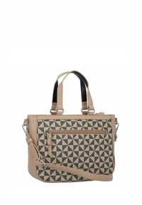 Beige handtas met een geometrisch zwart driehoekpatroon, voorzien van dubbele handvatten aan de bovenkant, een verstelbare schouderriem en een ritszak aan de voorkant.