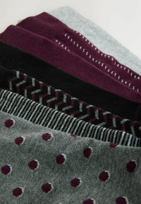 Sosete assortate în gri, negru și burgund. Caracteristici: buline, modele chevron și manșete în dungi. Material tricotat moale.