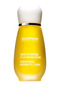 Bouteille en verre jaune avec un capuchon rond blanc, arborant un texte en gras blanc indiquant "DARPHIN," "SOIN D'ARÔME À LA MANDARINE," et "TANGERINE AROMATIC CARE."