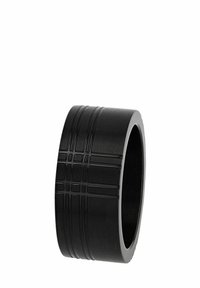 Anello nero con superficie liscia, caratterizzato da un motivo testurizzato di linee orizzontali e verticali; realizzato in metallo con una finitura opaca.