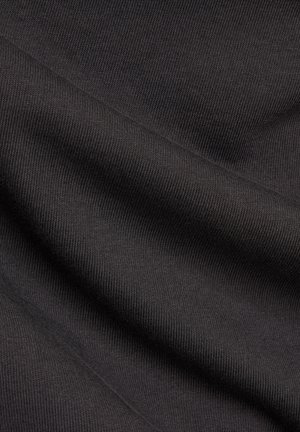 Zwarte gebreide stof met een fijne ribstructuur, voorzien van een zacht, glad oppervlak en een licht reflecterende kwaliteit onder licht.