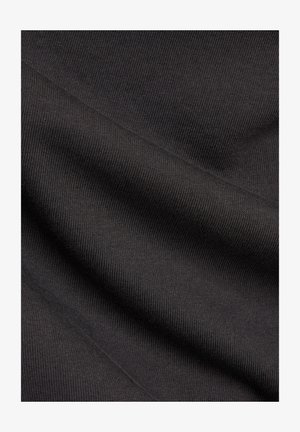 Zwarte gebreide stof met een fijne ribstructuur, voorzien van een zacht, glad oppervlak en een licht reflecterende kwaliteit onder licht.