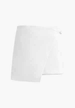 Weißer Wickelrock aus weichem Stoff, mit einem verstellbaren Verschluss für sicheren Halt, in glatter Textur und mit sauberen Kanten.