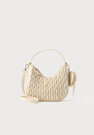 Cremefarbene gesteppte Handtasche mit kleinem befestigten Reißverschluss-Münzfach und zwei abnehmbaren Trageriemen auf weißem Hintergrund.