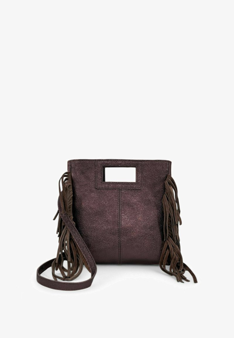 Sac à main à franges en matériau texturé violet foncé avec une poignée découpée rectangulaire. Comporte des franges assorties sur les côtés et une bandoulière amovible.