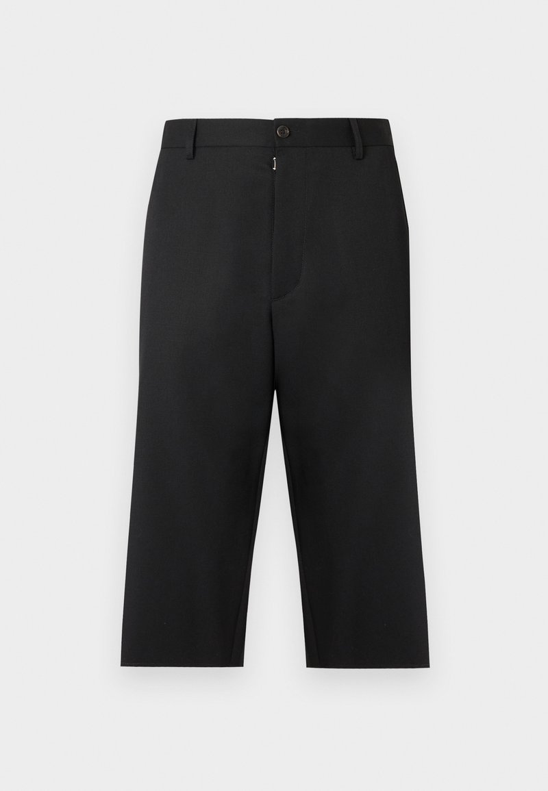 Pantalon noir court en tissu lisse, avec fermeture éclair et bouton à l'avant, passants pour ceinture et poches latérales.