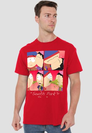 Rotes Baumwoll-T-Shirt mit einem grafischen Druck, der vier Szenen aus South Park zeigt, mit Cartoonfiguren und humorvollen Ausdrücken.