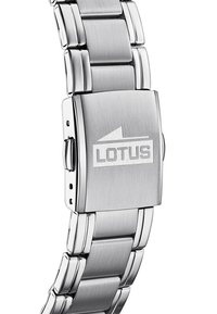 Montre en acier inoxydable argenté avec un fini brossé, présentant un fermoir gravé "LOTUS" et des maillons lisses et entrelacés.