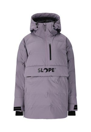 Lila Puffjacke mit hohem Kragen, Reißverschlusstasche und schwarzem Logo. Merkmale sind horizontale Nähte und schwarze Bündchen. Leichtes Material.