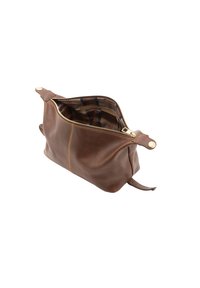 Borsa in pelle marrone con zip nella parte superiore, caratterizzata da un esterno testurizzato e un rivestimento in tessuto a quadri, con due dettagli in hardware color oro.