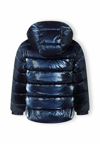 Mörkblå pufferjacka med en glänsande, slät yta, som har horisontella quiltade sektioner och en huva. Bakvyn visar upp sömmar och detaljer.