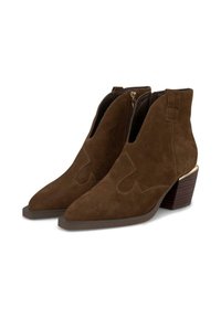 Botas de tobillo de ante marrón con punta afilada, cremalleras laterales, un diseño decorativo de recortes y un tacón de madera apilada con acentos metálicos.