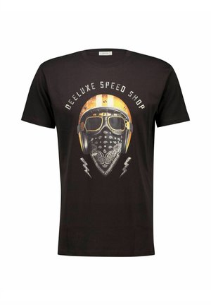 T-shirt noir avec un casque jaune vintage, des lunettes, un bandana paisley couvrant le visage, des éclairs et un design de texte "Deluxe Speed Shop".