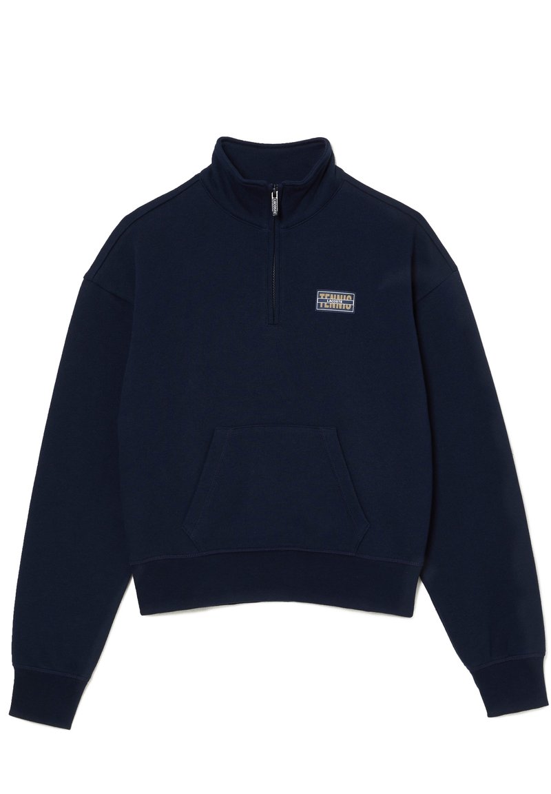 Mörkblå kvartdragning sweatshirt med hög krage, framficka i kängurustil och liten rektangulär logotyp på vänster bröst.