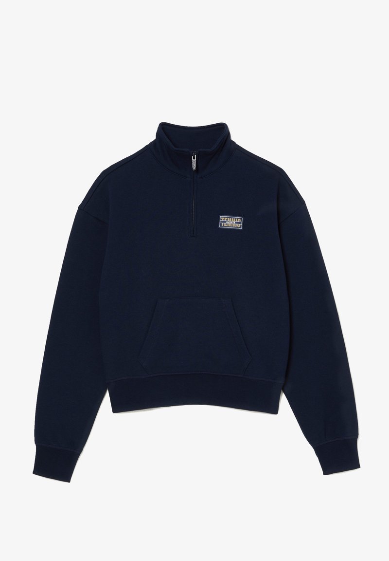 Mörkblå kvartdragning sweatshirt med hög krage, framficka i kängurustil och liten rektangulär logotyp på vänster bröst.