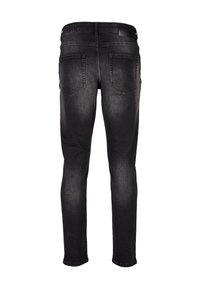Czarne dżinsy w wąskim kroju, z pięcioma kieszeniami, zapinane na zamek i z metką na pasie. Materiał ma subtelną, wyblakłą teksturę.