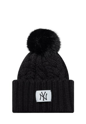 Cappello invernale nero lavorato a maglia con grande pon pon sulla sommità e toppa bianca con logo intrecciato "NY" nero sul bordo.