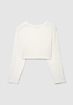 Pull court en maille blanc à manches longues, avec un motif texturé et un col rond. Le tissu semble doux et légèrement extensible.