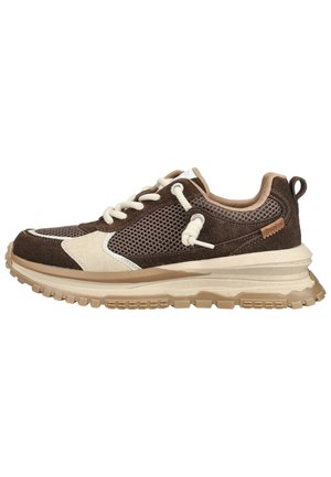 Brauner und beiger Sneaker mit niedrigem Schaft, Mesh- und Wildledereinsätzen, weißen Schnürsenkeln und einer dicken, profilierten, hellbraunen Sohle.