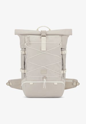 Rul-ned rygsæk i lyse beige stof, med en frontlomme med lynlås, justerbare stropper og bungee-kabeldetalje til ekstra opbevaring.