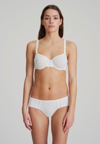 Conjunto de lencería de cuadros blancos con detalles de encaje floral. El sujetador tiene copas moldeadas y tirantes decorativos; las bragas presentan acentos de encaje en los laterales y una textura suave.
