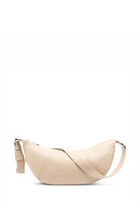 Beige kožená taška přes rameno s zakřiveným tvarem, nastavitelným popruhem, hladkým povrchem a minimalistickým designem. Disponuje zipovým uzávěrem.