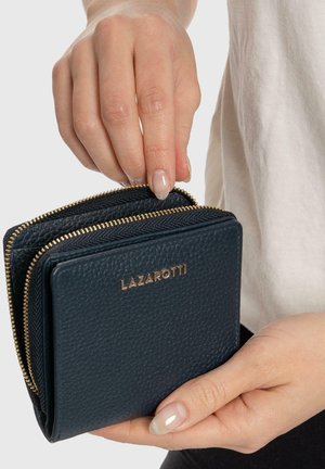 Cartera de cuero navy con un acabado texturizado, que cuenta con dos compartimentos con cremallera, cremallera en tono dorado y el logo "LAZAROTTI" grabado en la parte frontal.