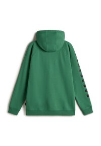 Sudadera verde con capucha, con un diseño liso y mangas largas. La manga izquierda presenta patrones en bloque negros cerca del puño.