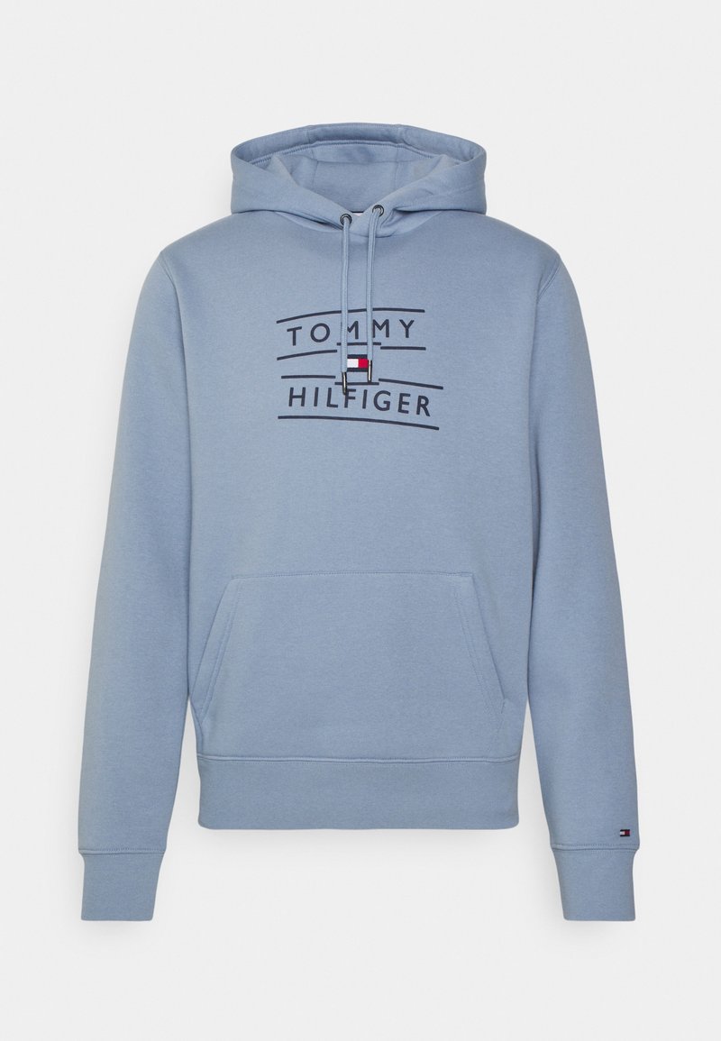 Felpa blu chiaro con tasca frontale, cappuccio con coulisse e logo "Tommy Hilfiger" con design della bandiera sul petto e piccola bandiera sul polsino.